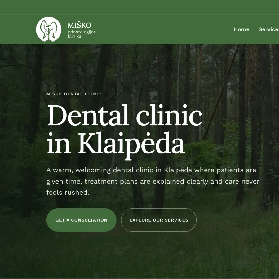 „Miško klinika“ projekto iliustracija: klinikos pradinis puslapis anglų kalba su miško nuotrauka ir antrašte apie odontologijos kliniką Klaipėdoje