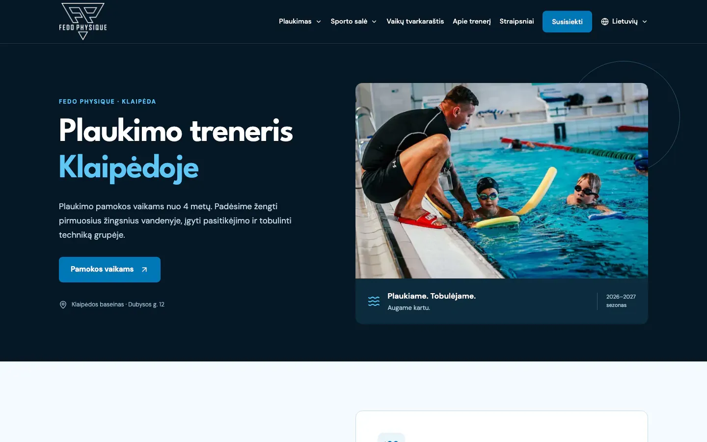 Fedo Physique homepage with a coach teaching a child to swim beside the heading Plaukimo treneris Klaipėdoje (swimming coach in Klaipėda)