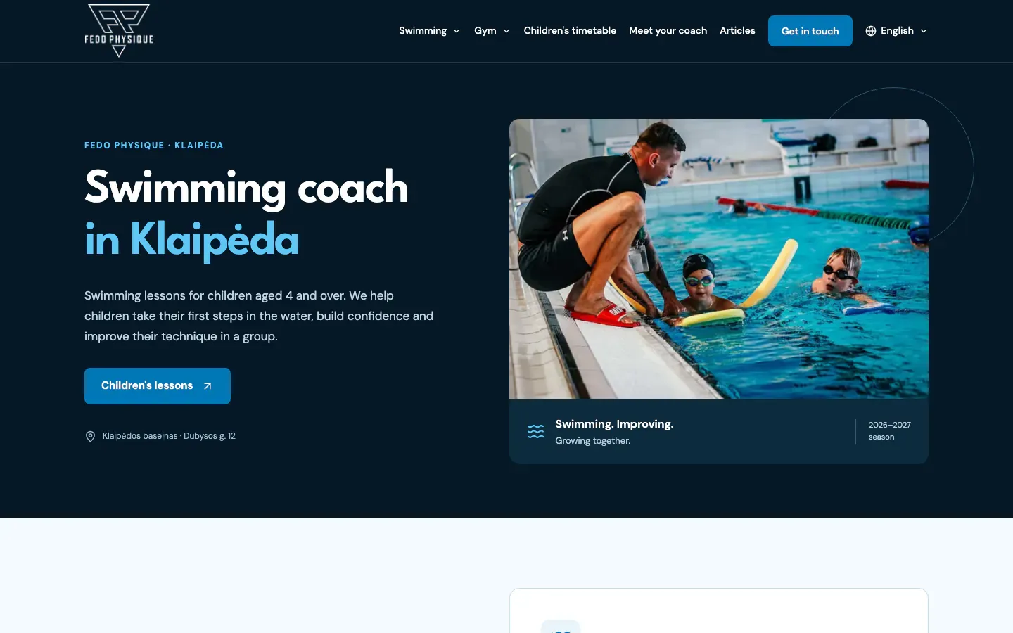 Fedo Physique homepage in English with a coach teaching children to swim beside the heading Swimming coach in Klaipėda