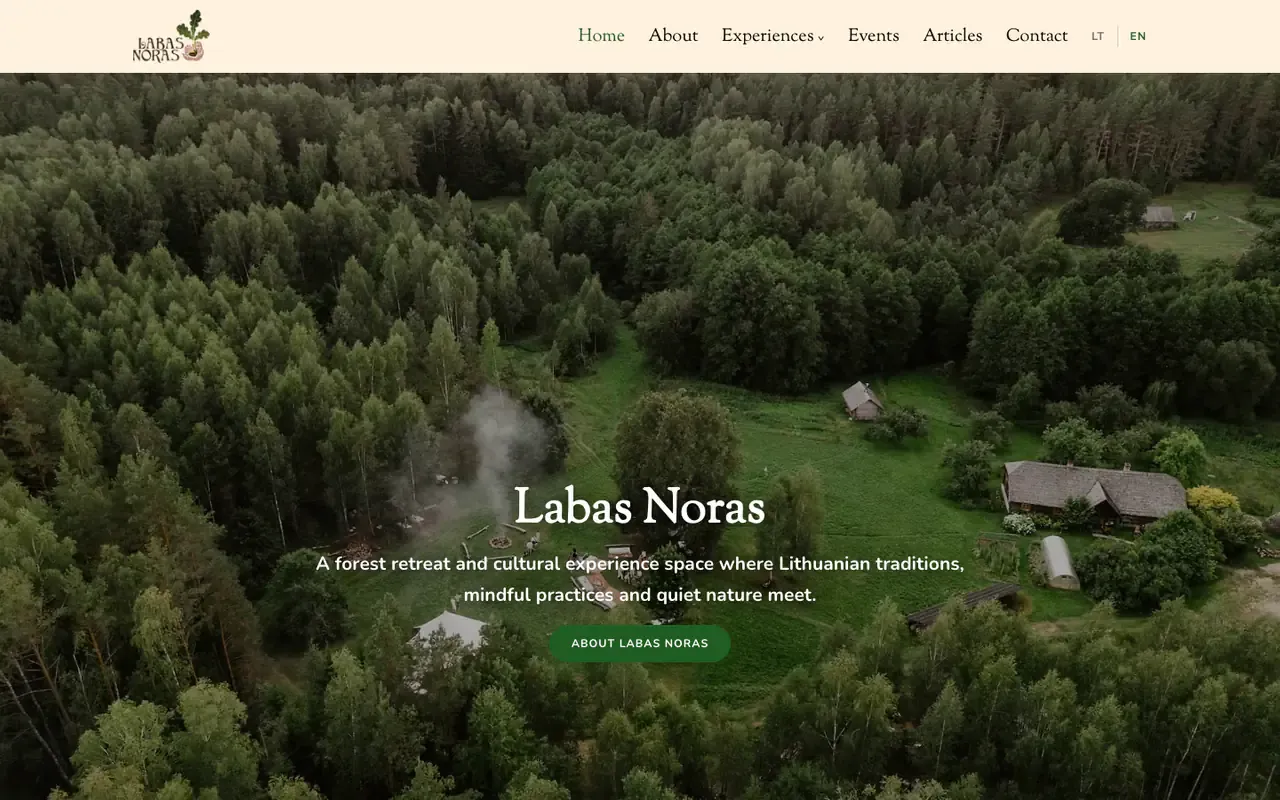 Labas Noras homepage in English with an aerial photo of a forest homestead, the heading Labas Noras and a line about a forest retreat and cultural experience space