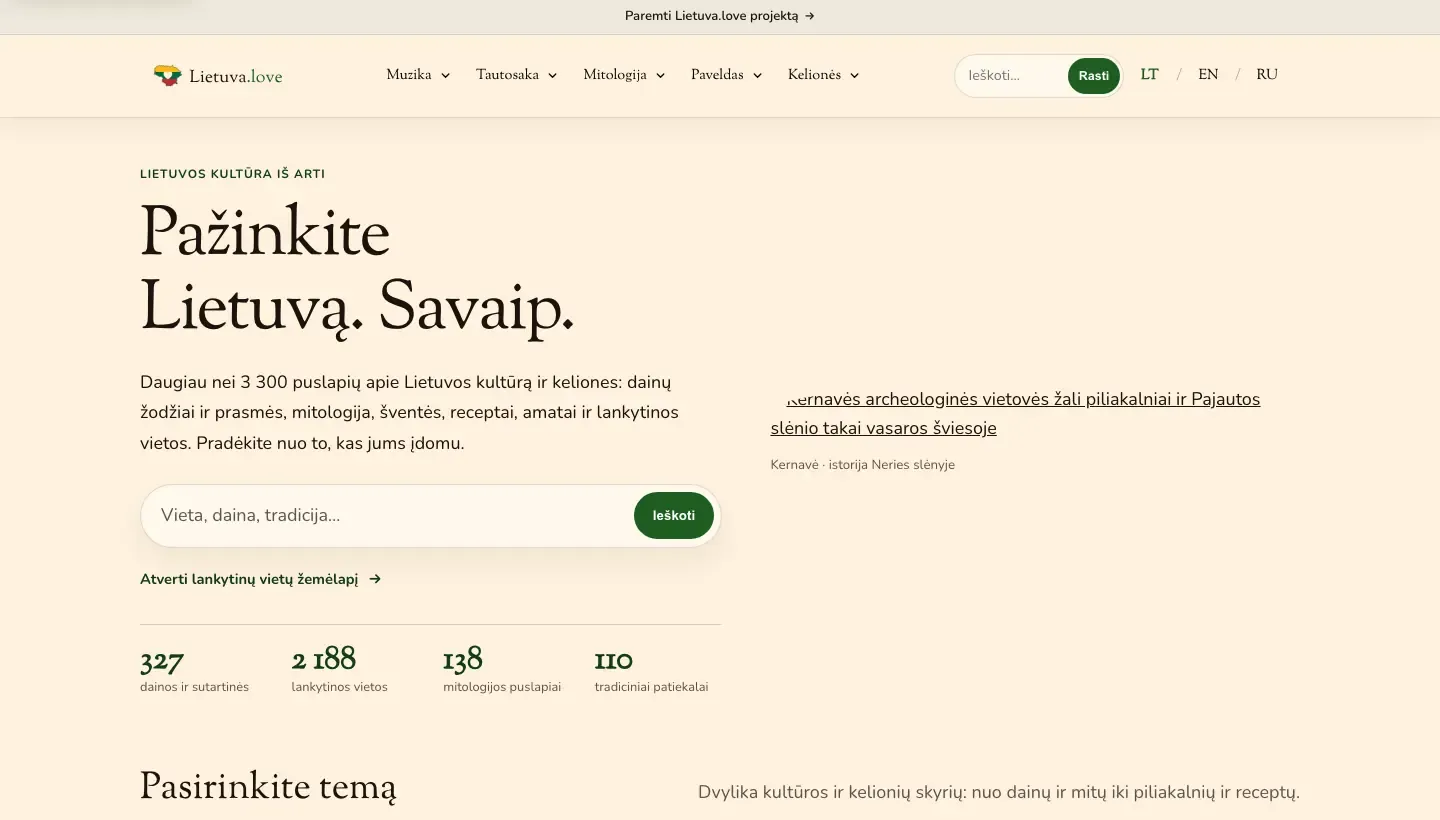 „Lietuva.love“ pradinis puslapis su antrašte apie Lietuvos kultūrą ir keliones, svetainės paieška bei liaudies dainininkų ir žalių kalvų nuotraukomis