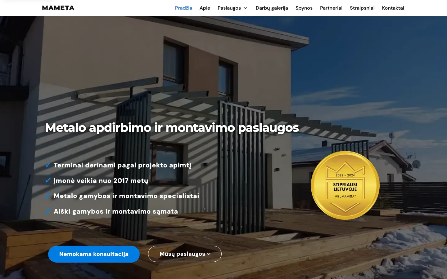 Mameta homepage with a modern house and metal canopy, the heading Metalo apdirbimo ir montavimo paslaugos (metalwork and installation) and an award badge