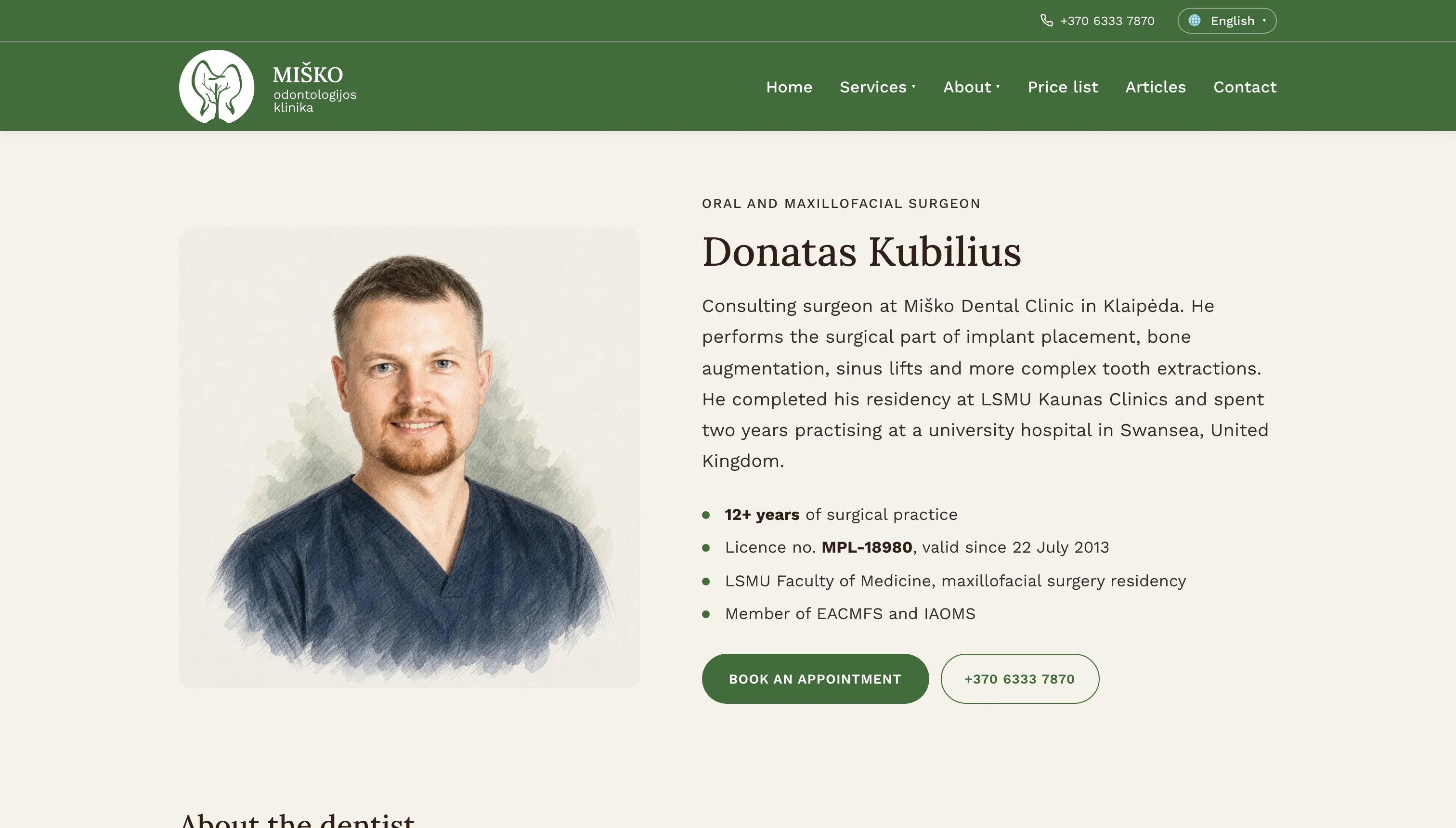 Angliškas „Miško klinikos“ burnos, veido ir žandikaulių chirurgo Donato Kubiliaus profilis su portretu, patirtimi, licencijos numeriu ir registracijos mygtukais