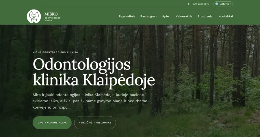 „Miško klinika“ projekto iliustracija: klinikos pradinis puslapis anglų kalba su miško nuotrauka ir antrašte apie odontologijos kliniką Klaipėdoje