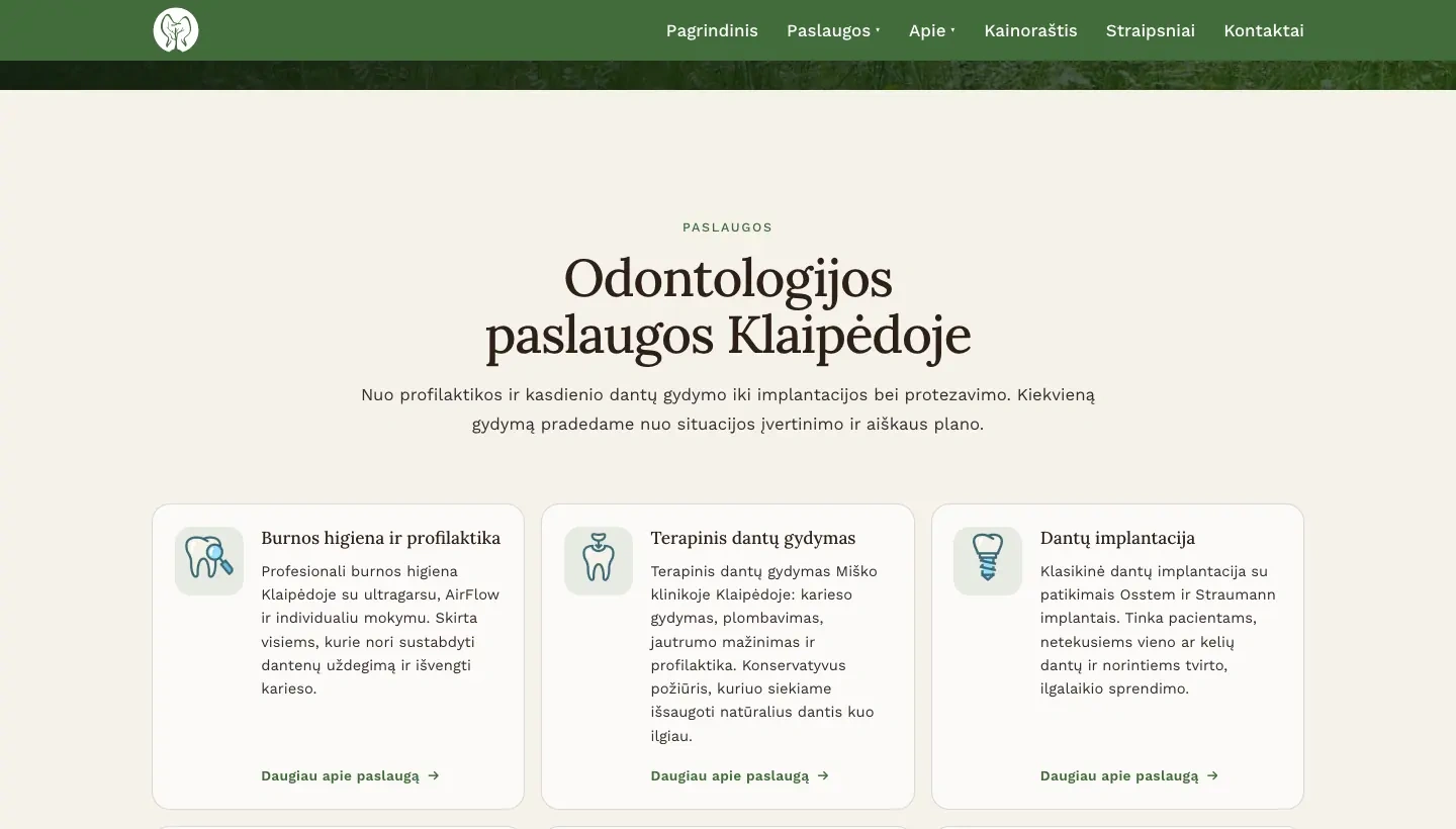 Lietuviško „Miško klinikos“ pagrindinio puslapio paslaugų skiltis su burnos higienos, terapinio gydymo, implantacijos, protezavimo, šaknų kanalų gydymo ir vaikų odontologijos kortelėmis