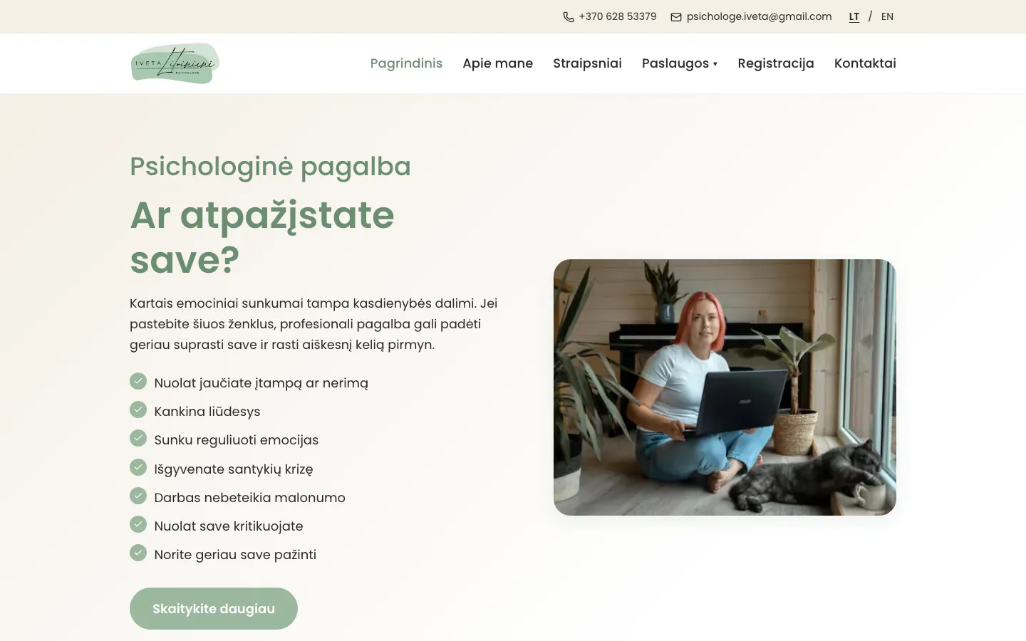 Psichologės Ivetos Litvinienės pradinis puslapis su namuose nešiojamuoju kompiuteriu dirbančios moters nuotrauka šalia antraštės „Ar atpažįstate save?“