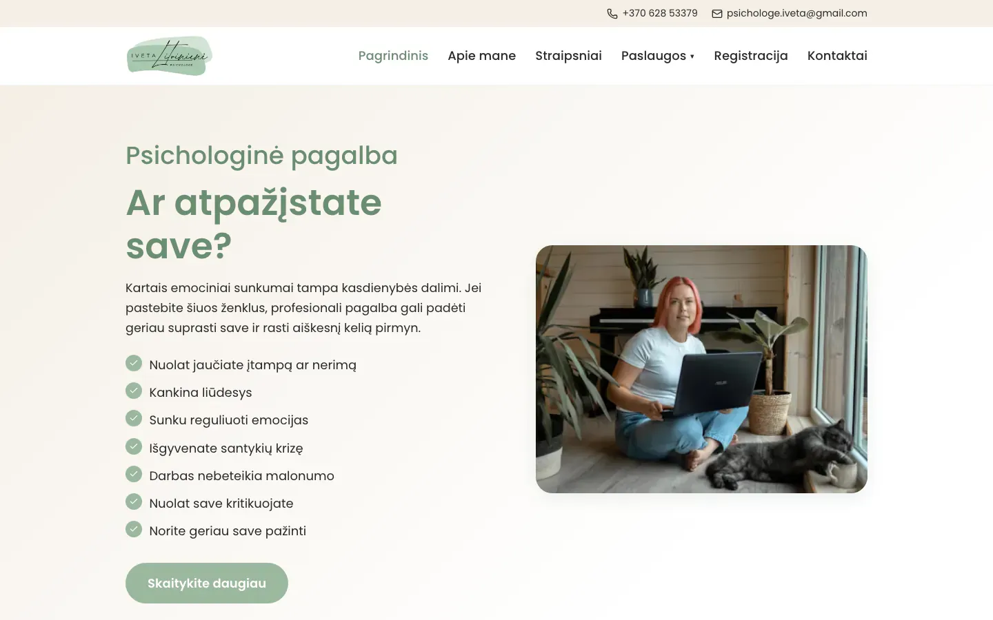 Psichologė Iveta Litvinienė homepage with a photo of a woman working on a laptop at home beside the heading Ar atpažįstate save? (do you recognise yourself?)