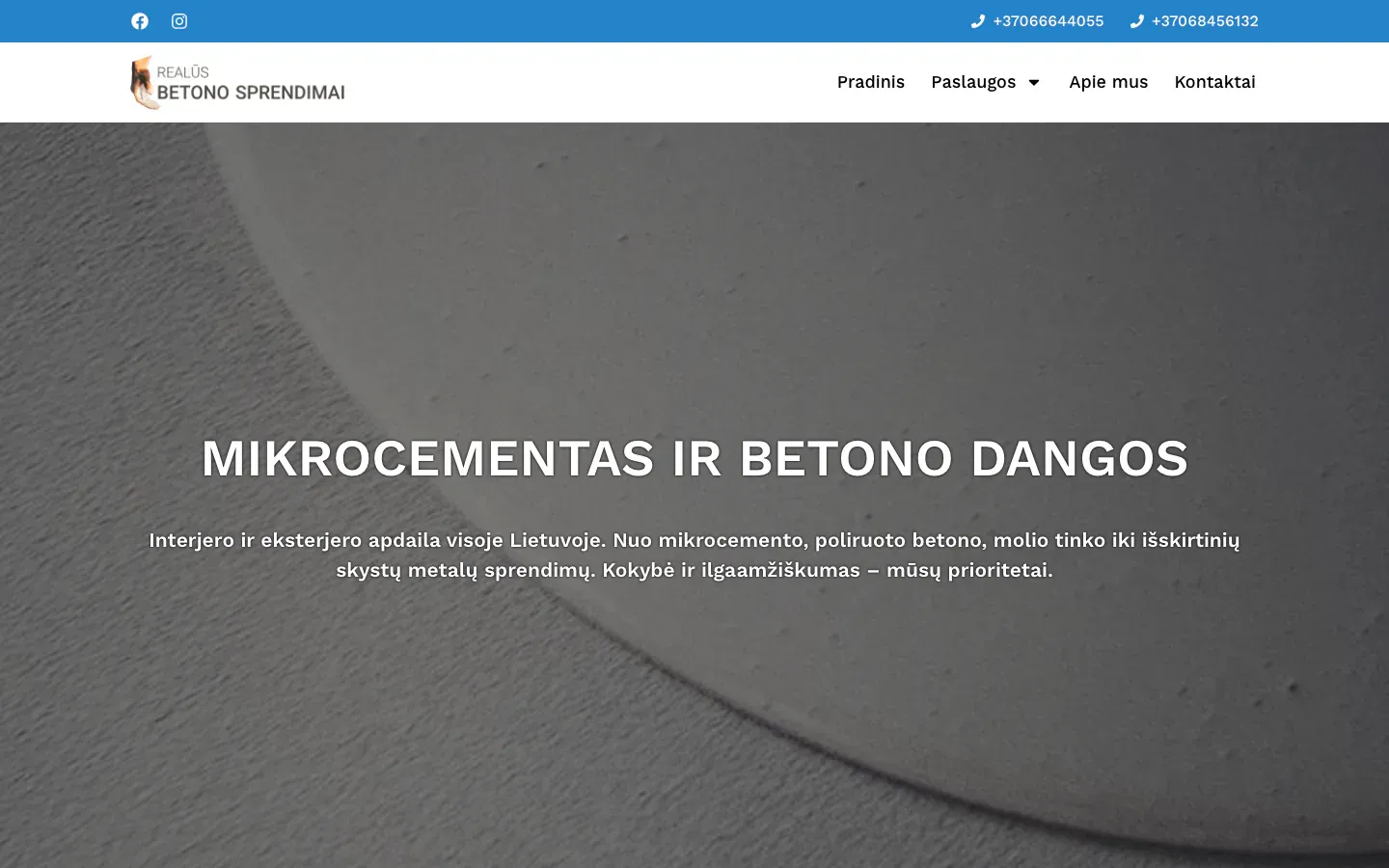 Realūs Betono Sprendimai homepage with a textured grey microcement surface, the heading Mikrocementas ir betono dangos (microcement and concrete finishes) and phone numbers in a blue top bar