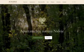 Si Namai homepage with a dark forest photo, a tree logo and the heading Apartamentų nuoma Nidoje (apartment rentals in Nida)