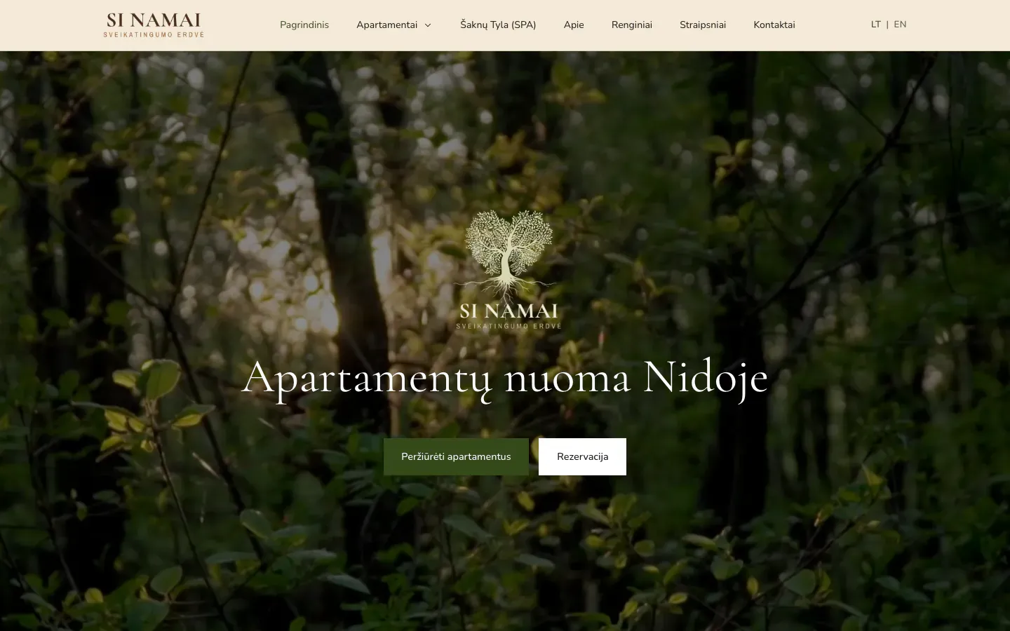 Si Namai homepage with a dark forest photo, a tree logo and the heading Apartamentų nuoma Nidoje (apartment rentals in Nida)