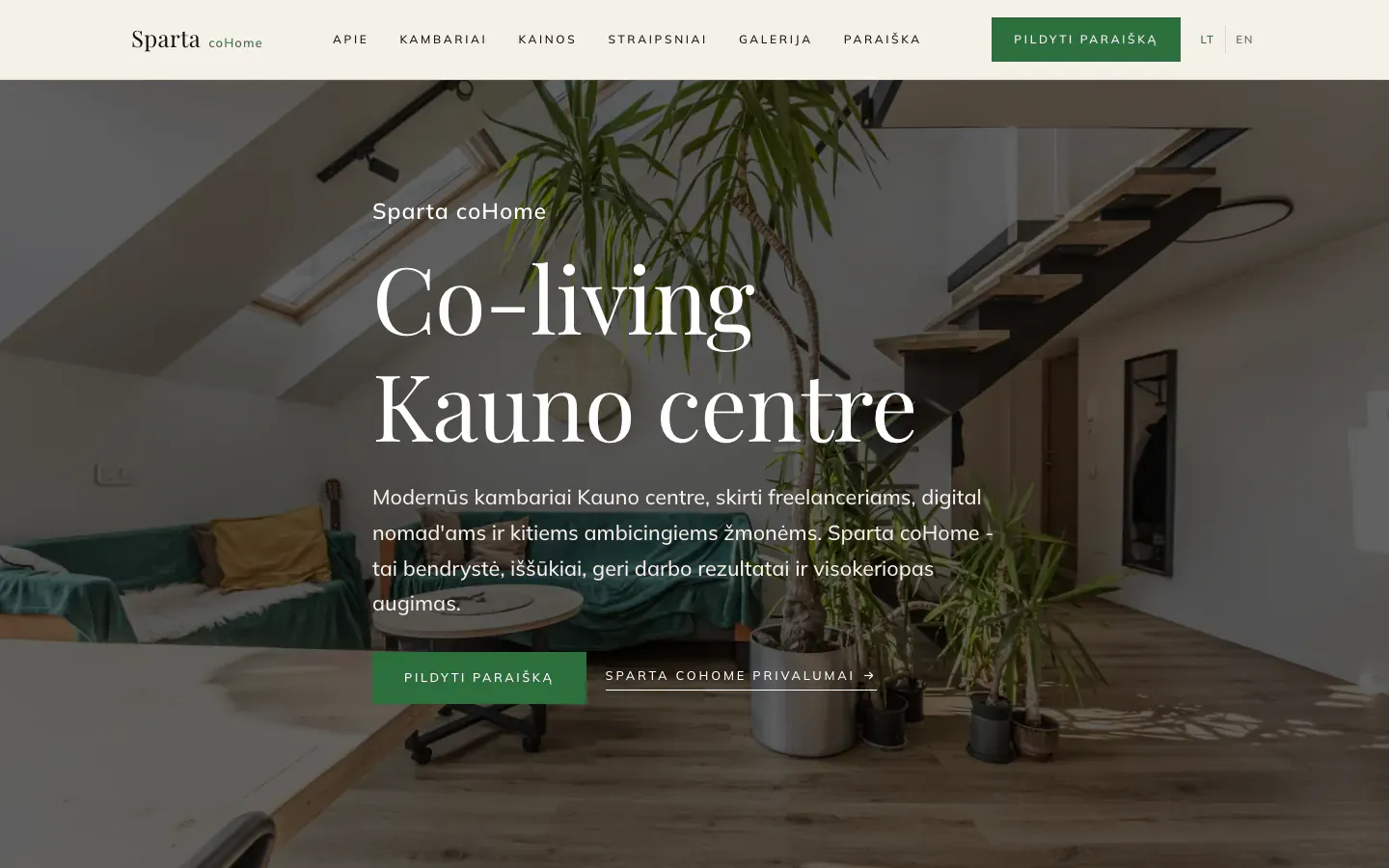 „Sparta coHome“ pradinis puslapis lietuvių kalba su antrašte „Co-living Kauno centre“ šviesios lofto svetainės su augalais fone ir paraiškos mygtuku