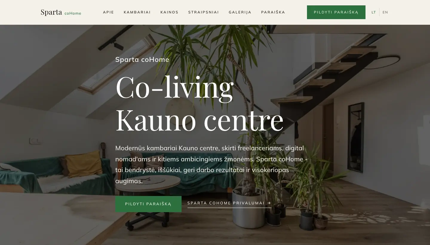 Lietuviškas „Sparta coHome“ pagrindinis puslapis: coliving Kauno centre pristatanti antraštė virš šviesios lofto svetainės nuotraukos, paraiškos dėl kambario mygtukas ir LT bei EN kalbų jungiklis