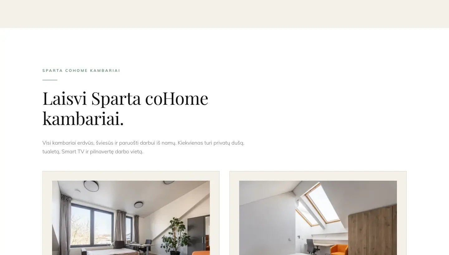 „Sparta coHome“ laisvų kambarių skiltis su dviejų šviesių miegamųjų, kuriuose įrengti darbo stalai, nuotraukomis