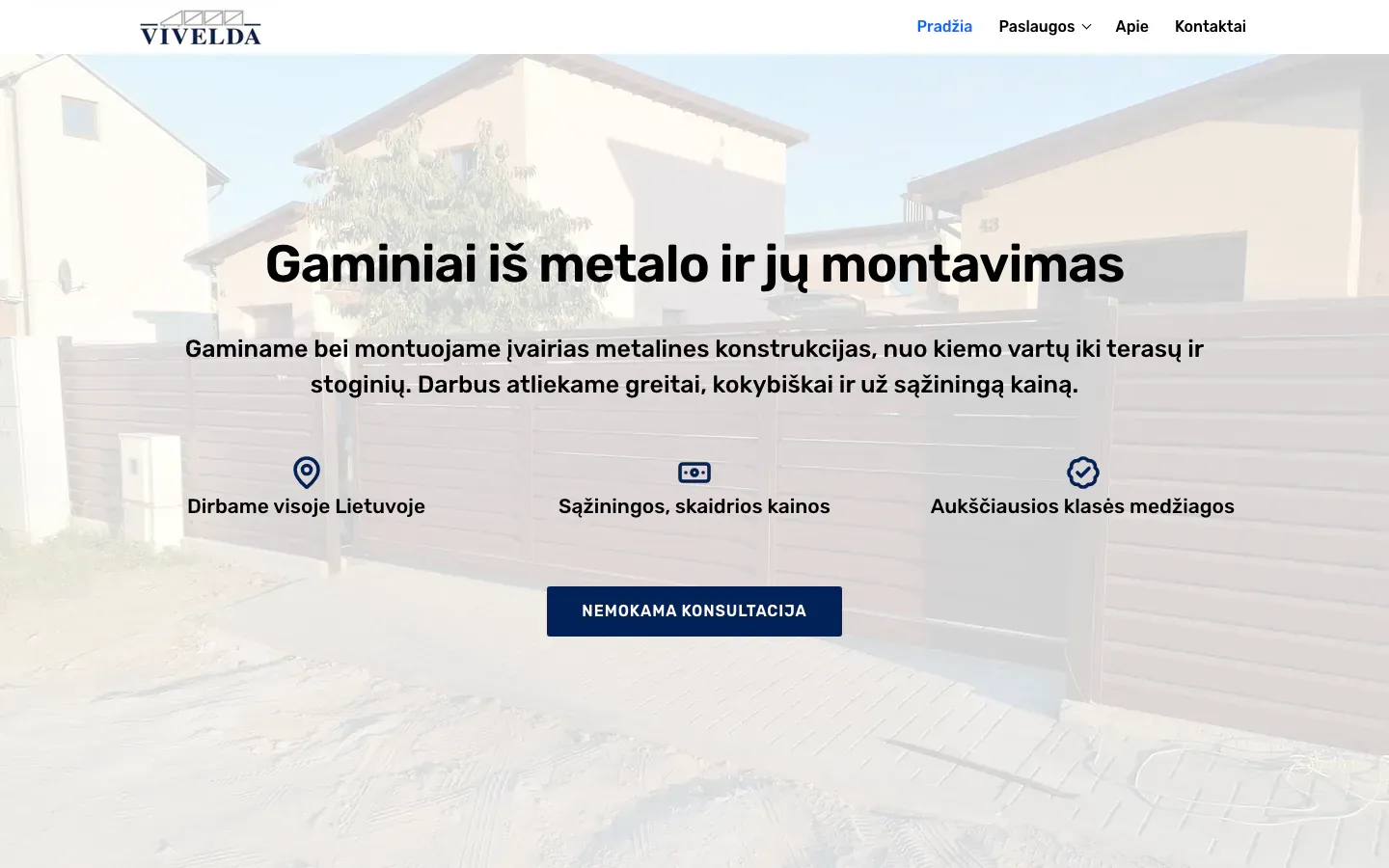 Vivelda homepage with a brown metal fence in front of new houses, the heading Gaminiai iš metalo ir jų montavimas (metal products and installation) and a free consultation button